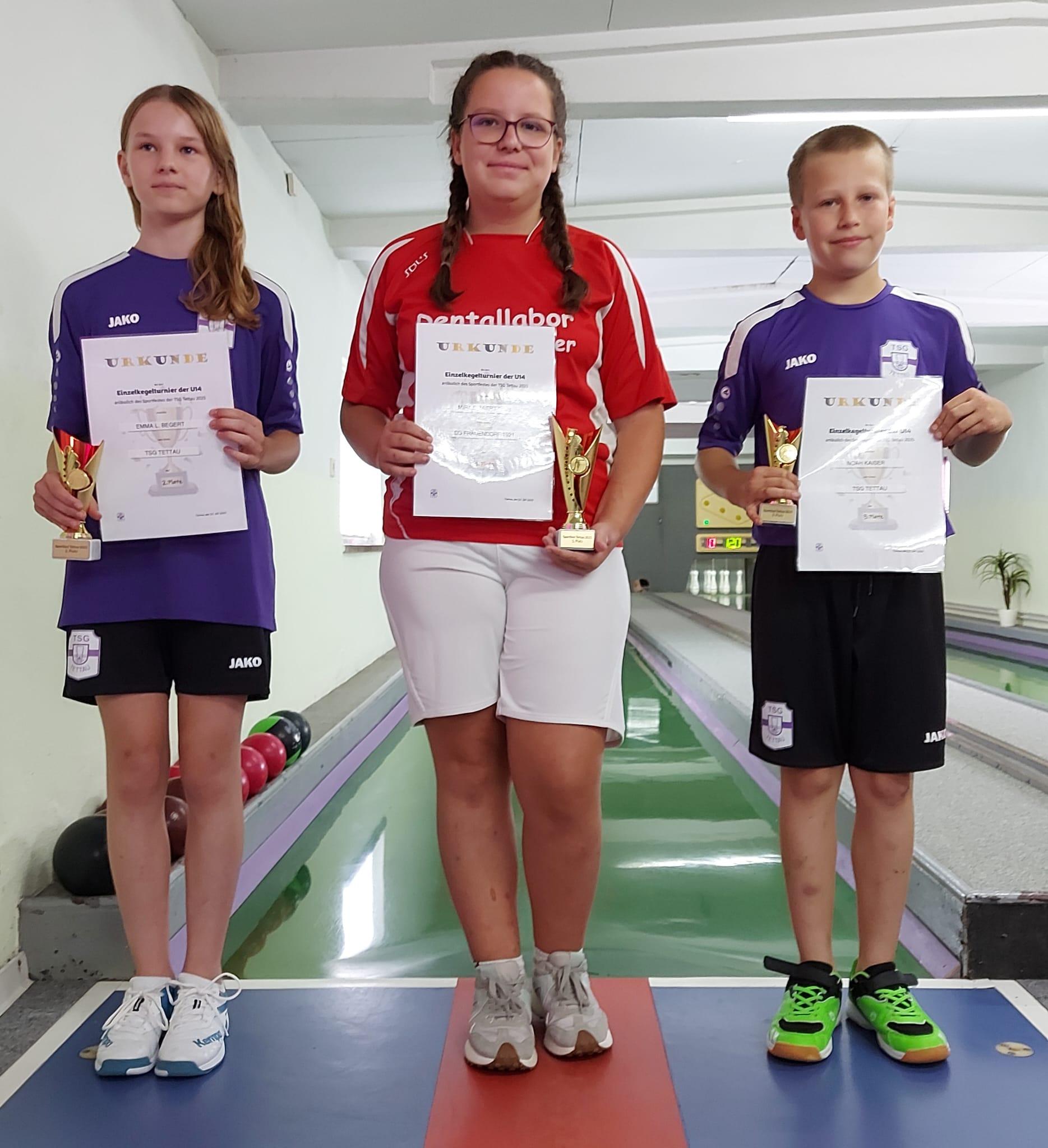 Siegerehrung beim Einzel-Kegelturnier der AK U14 anlässlich des Sportfestes der TSG Tettau  Von links nach rechts: Emma L. Begert - TSG Tettau(2.), Mira E. Miertzsch - SG Frauendorf (1.) und Noah Kaiser - TSG Tettau (3.) 2025 07 27 Sportfest Kegeln U14 Sieger