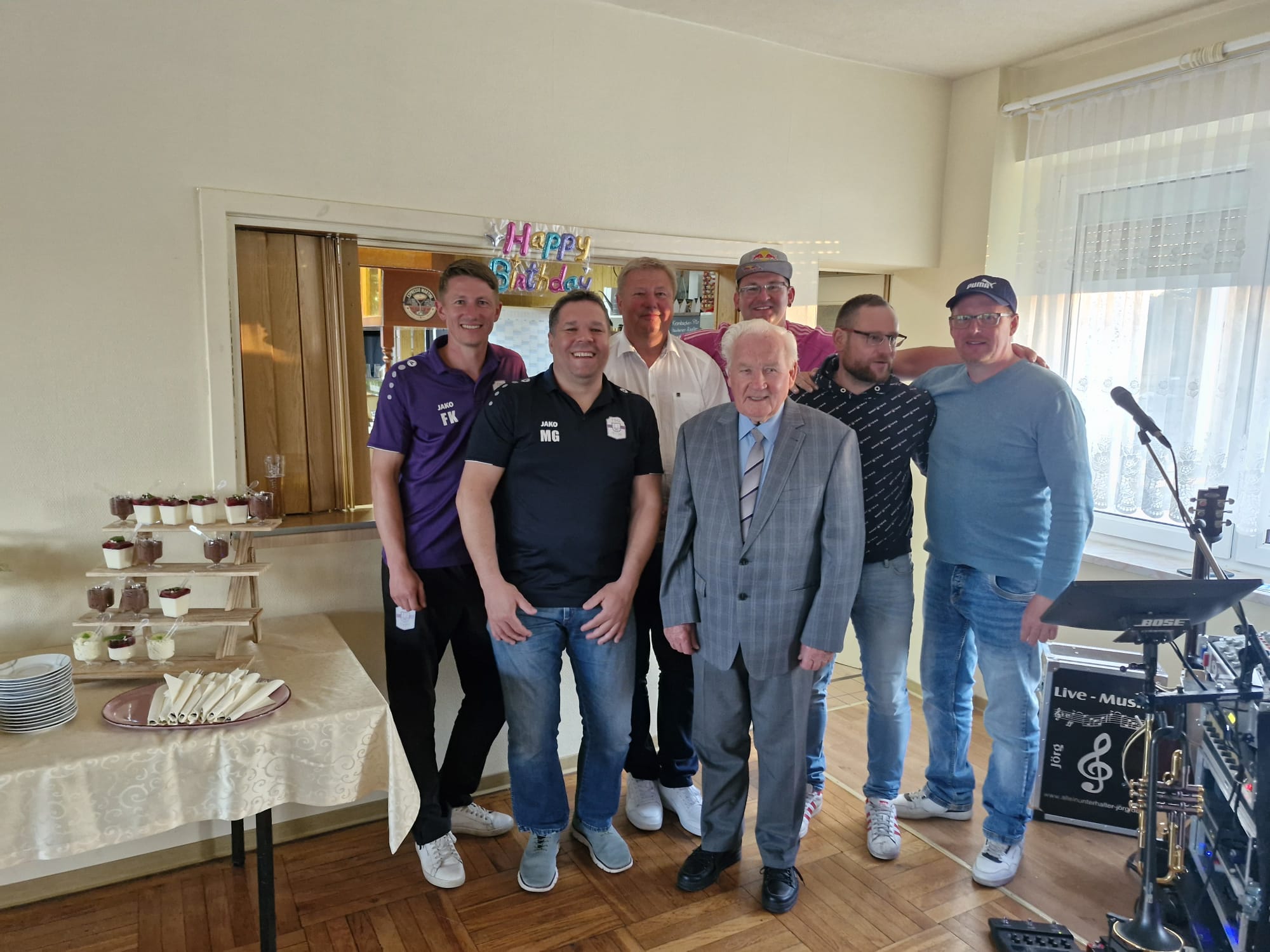 Vereinspräsident Uwe König und Spieler der SpG gratulierten 2026 05 18 Horst Herbst 1